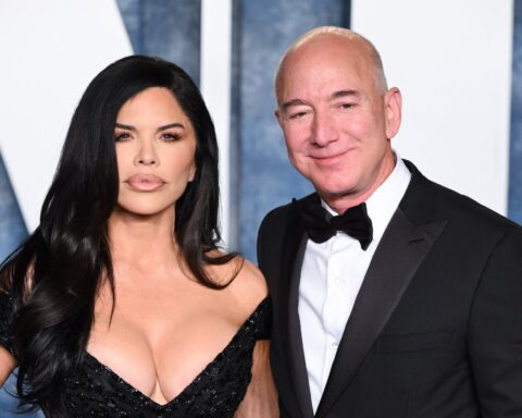 Report: Jeff Bezos Proposed to Lauren Sánchez with a $2.5 Million Ring